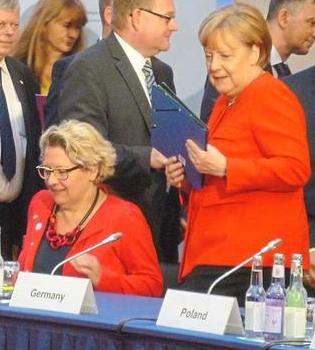 germany-minmedioamb-svenja-schulze-angela-merkel.JPG (22339 bytes)