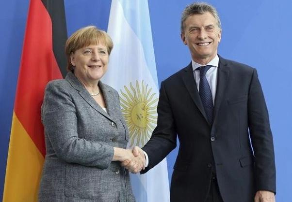 macri-merkel.JPG (31140 bytes)