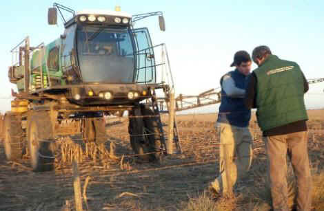 maquina-operando-campo.JPG (27056 bytes)