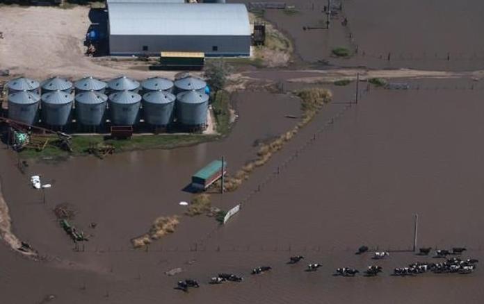 inundaciones-16-7mhas-bajoagua.JPG (29166 bytes)