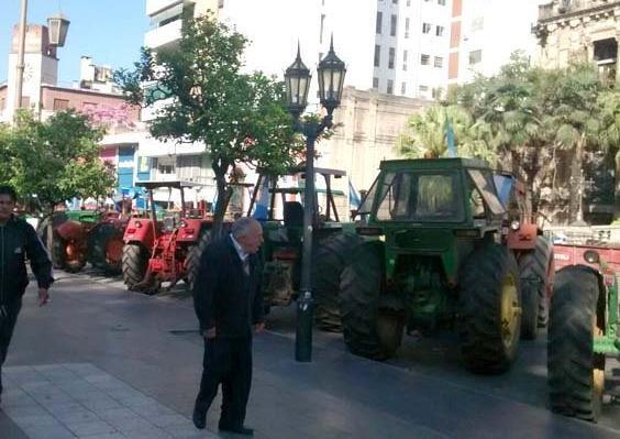 tractorazo-tucuman-070915.JPG (45360 bytes)